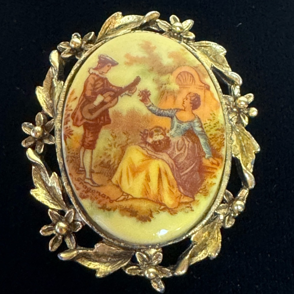 Vintage 1950s Fragonard transfer print courting couple cameo brooch/pendant